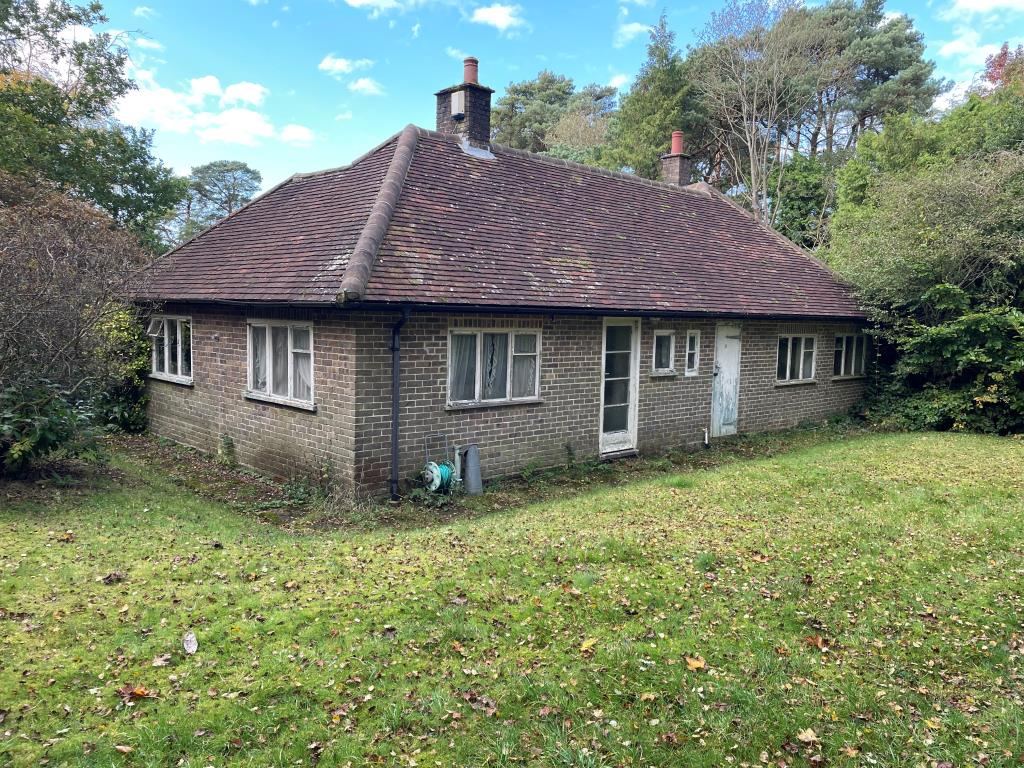 Lot: 153 - DETACHED BUNGALOW WITH POTENTIAL - Detached bungalow